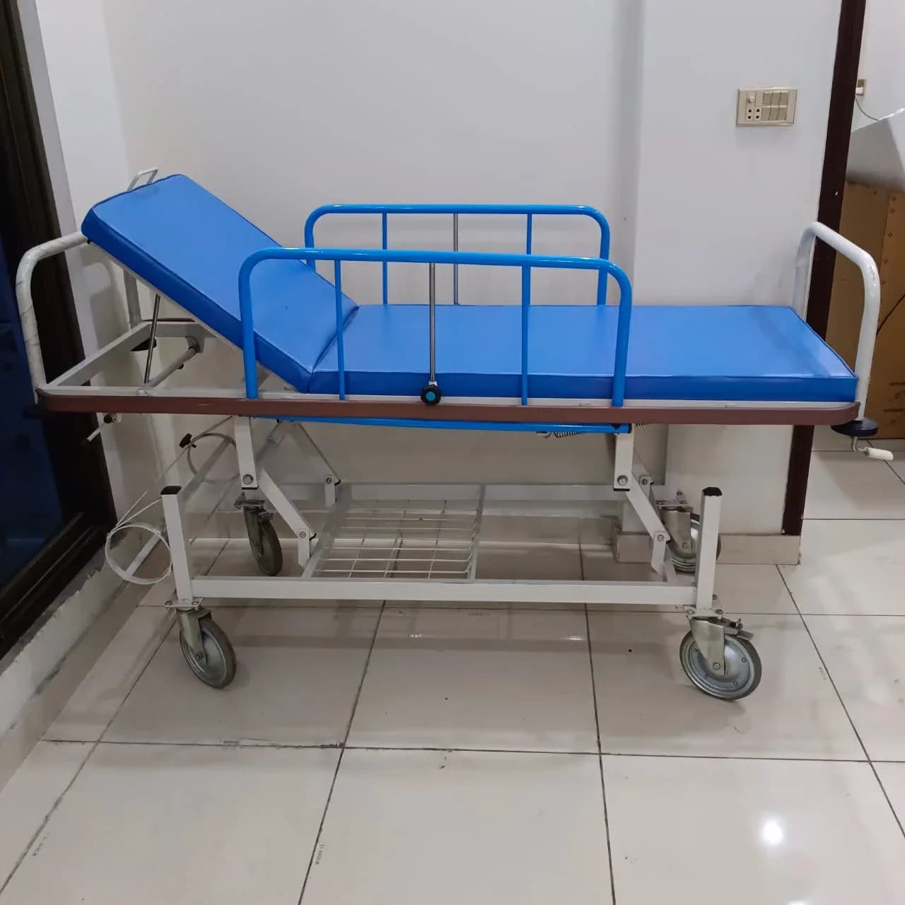Stretcher trolley for inpatient wards and maternity units. Ask us for a quotation.